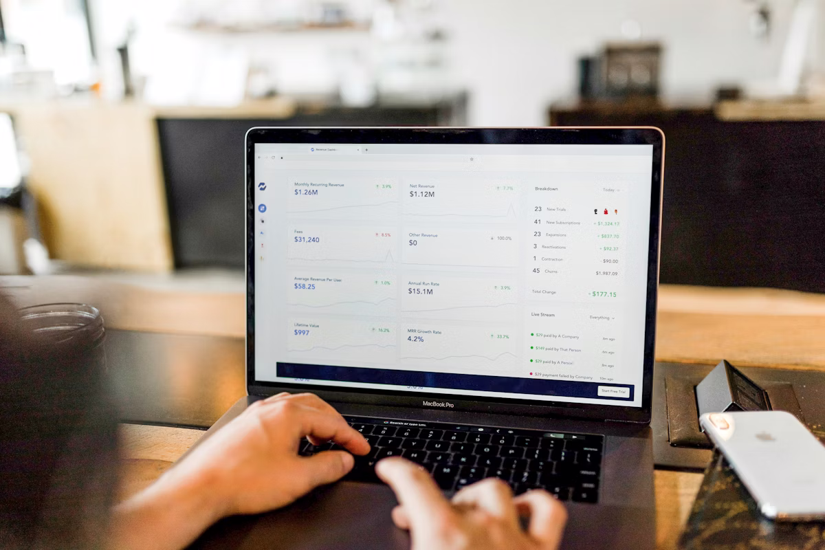 Digital marketing strategy planning with dual channel approach