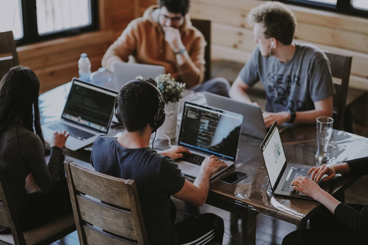 SEO agency vs independent consultant comparison